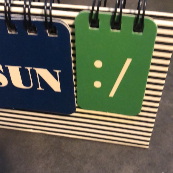 Daily Flip Chart Calendar ⭕️2 for $15⭕️ - Picture 7 of 8